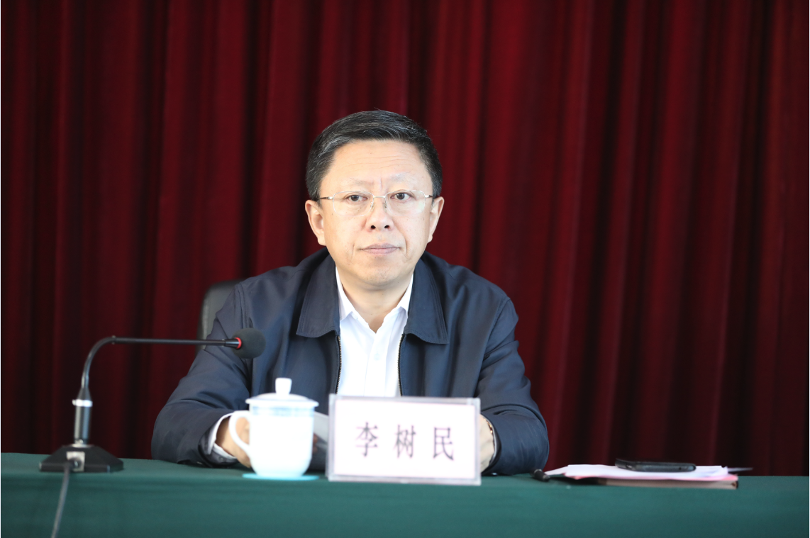 李树民代表两区干部做表态发言,衷心拥护,坚决服从,不断继承和发扬风